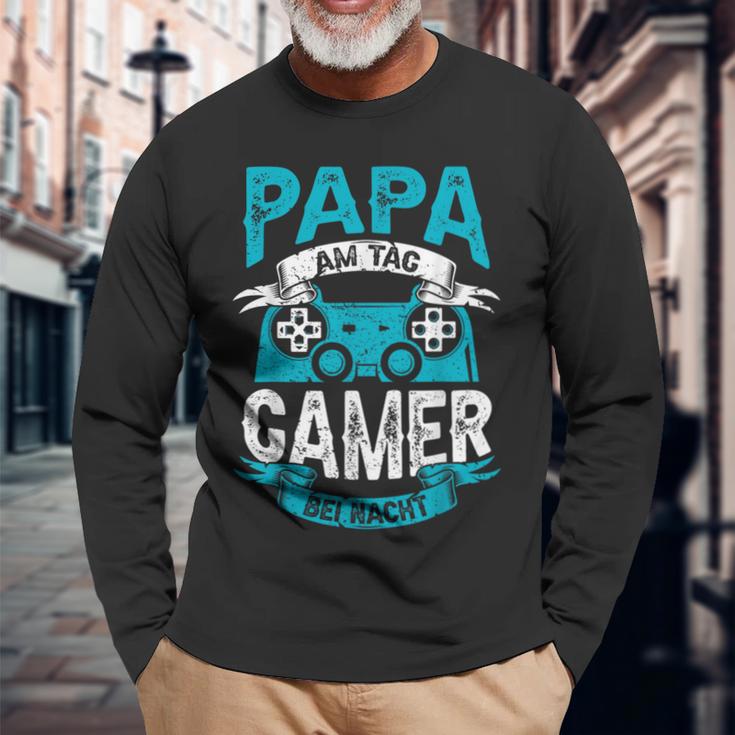 Papa Am Tag Gamer Bei Nacht Papa Am Tag Gamer Bei Nacht Langarmshirts Geschenke für alte Männer