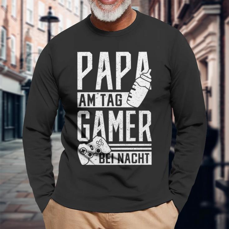 Papa Am Tag Gamer In Der Nacht Geschenk Dadatertag Langarmshirts Geschenke für alte Männer