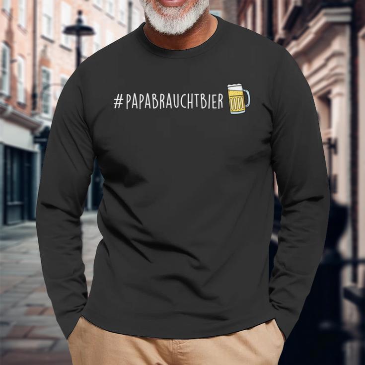 Papabrauchtbier Papa Braucht Bier Fun S Langarmshirts Geschenke für alte Männer