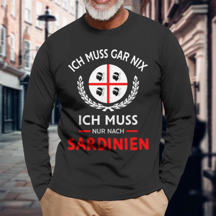 Sardegna Ich Muss Gar Nix Nur Nach Sardinien Saying Langarmshirts Geschenke für alte Männer