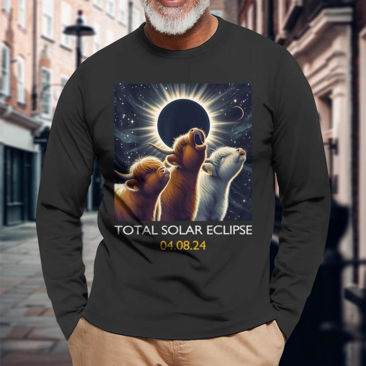 Scottish Highland Cow Howling At Total Solar Eclipse 2024 Long Sleeve T-Shirt Gifts for Old Men