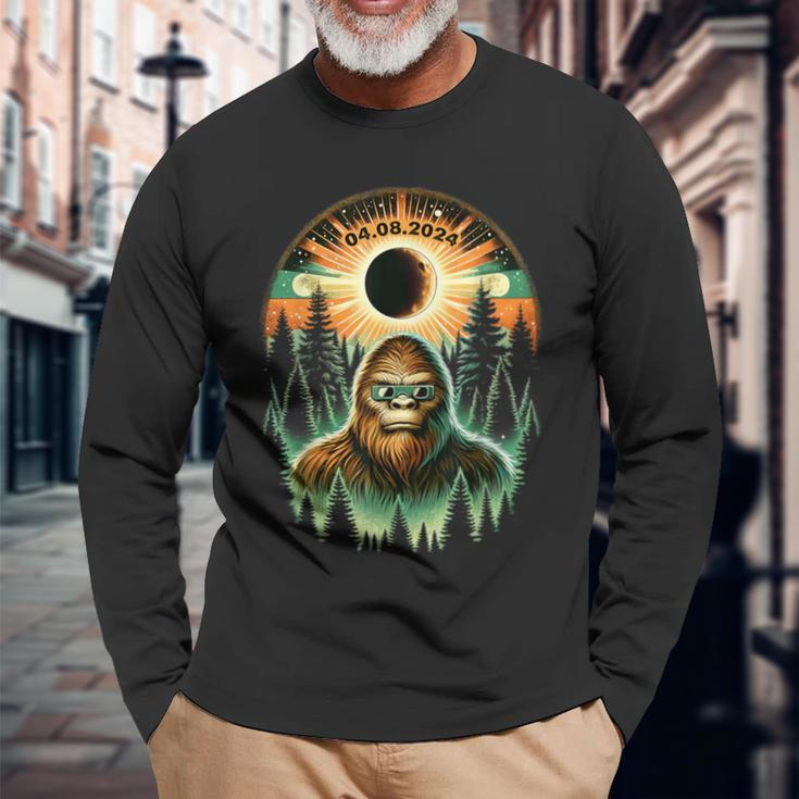 Total Solar Eclipse 2024 Vintage Bigfoot Sasquatch Long Sleeve T-Shirt Gifts for Old Men