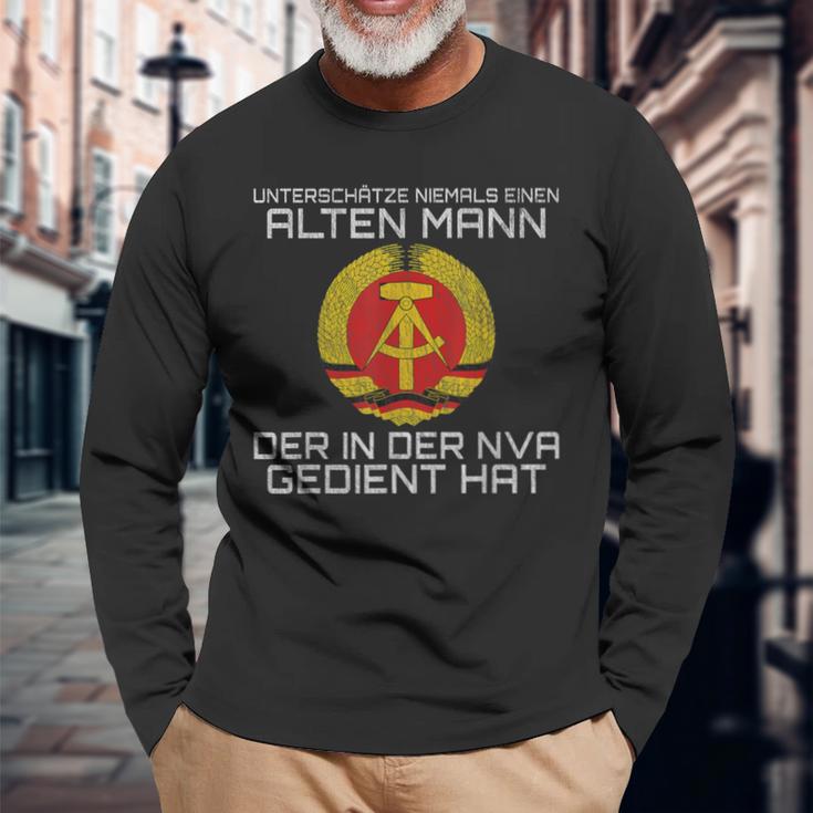 Underschatz Nie Einen Old Mann Der In Der Nva Gedient Hat In Langarmshirts Geschenke für alte Männer