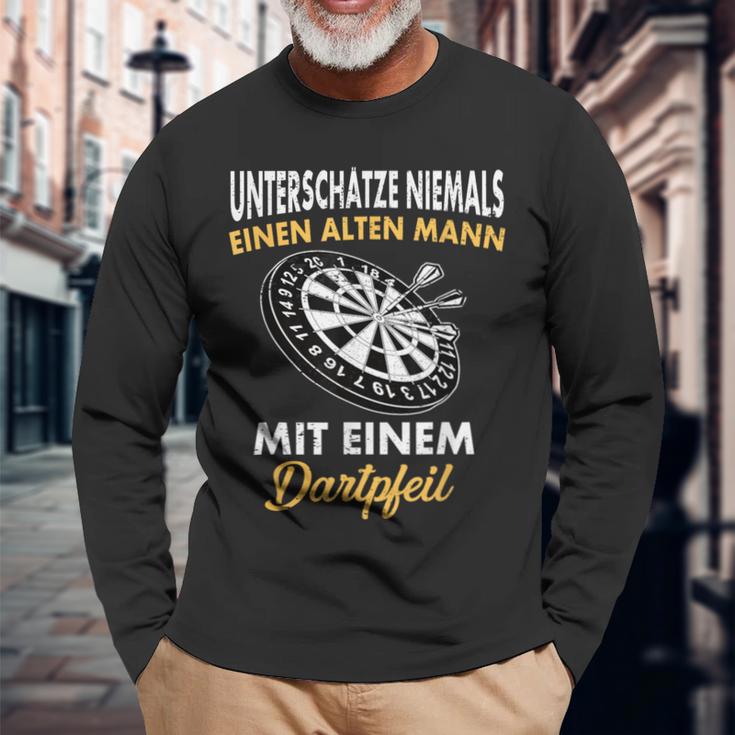 Underschätze Niemals Einen Old Mann Mit Einem Dartpfeil Langarmshirts Geschenke für alte Männer