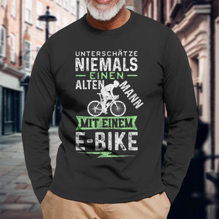 Underschätze Niemals Einen Old Mann Mit Einem E-Bike S Langarmshirts Geschenke für alte Männer