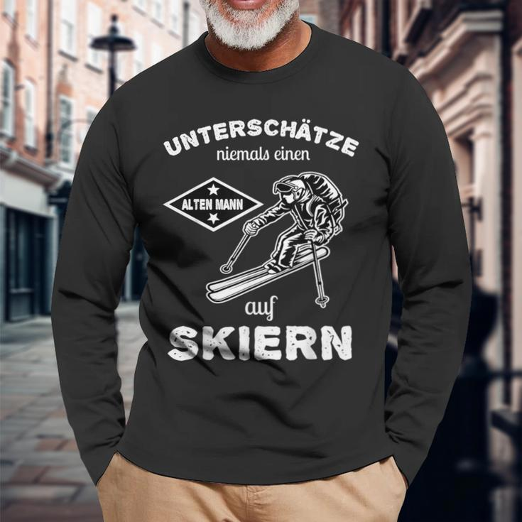 Unterschatz Niemals Ein Alten Mann Auf Skiern German Language Langarmshirts Geschenke für alte Männer
