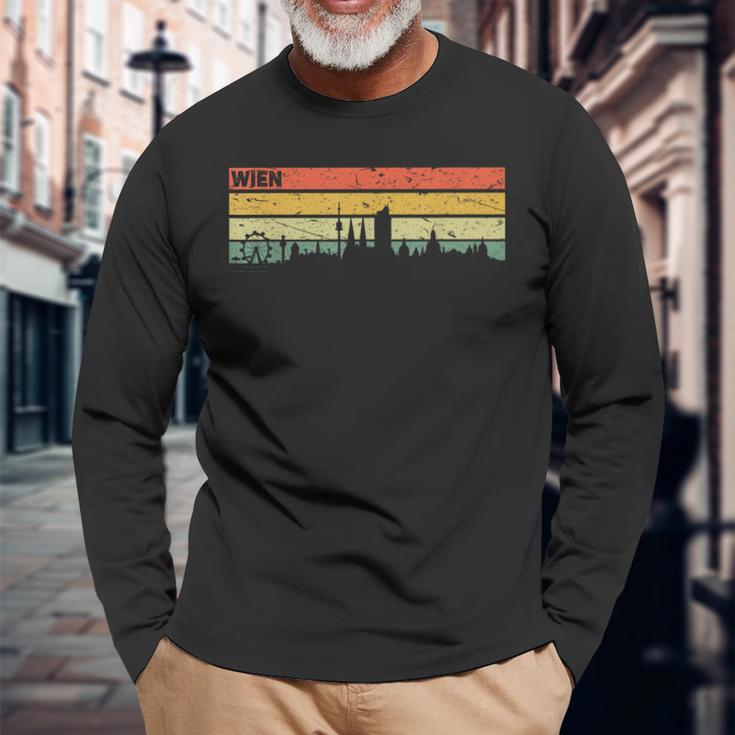 Vienna Vintage Skyline Retro City Austria Austria Langarmshirts Geschenke für alte Männer