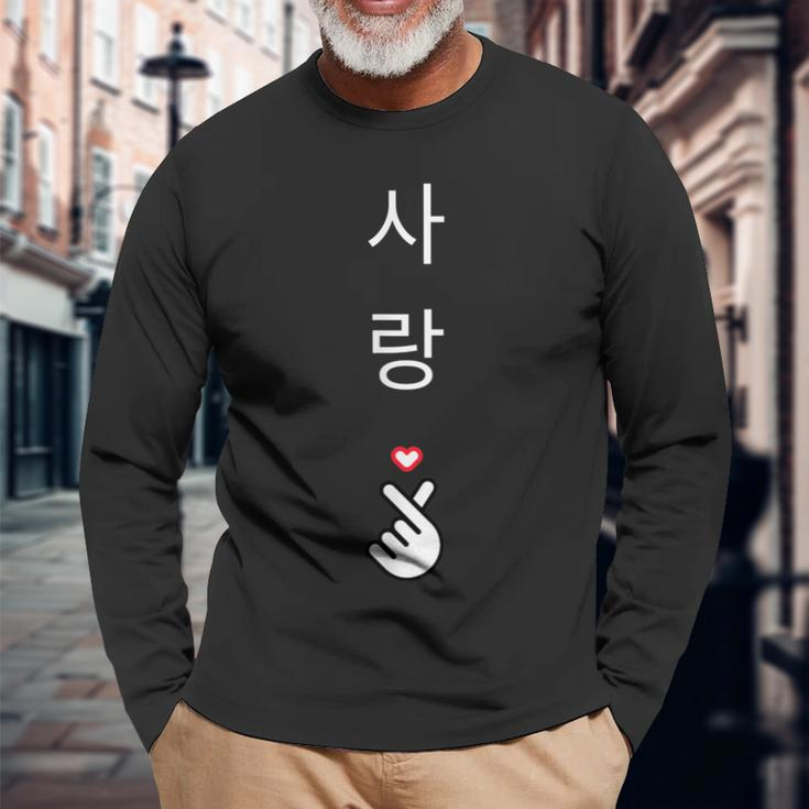 The Word Liebe Mit Korean Script Finger Heart Gesture S Langarmshirts Geschenke für alte Männer