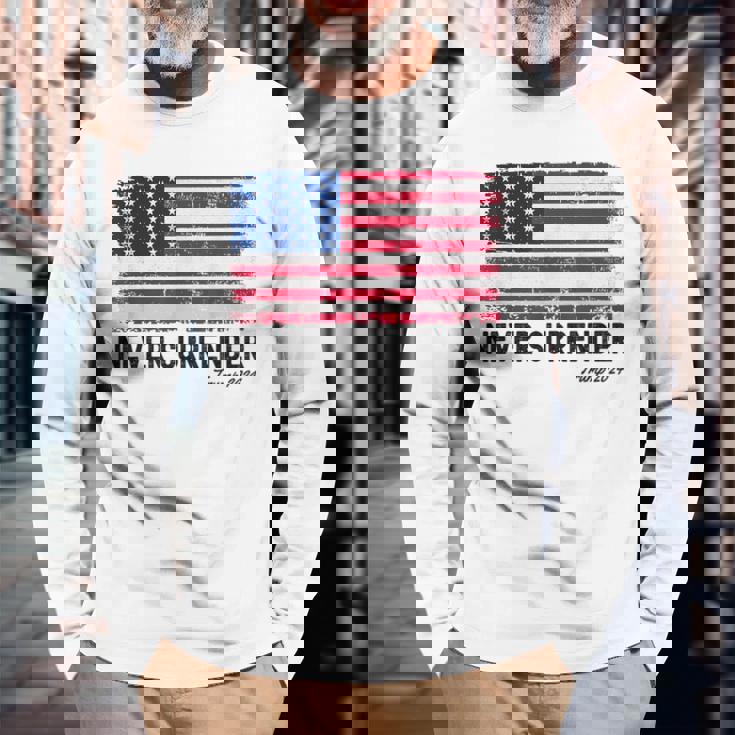 Donald Trump Nunca Rendirá A Trump 2024 Pro Trump Camiseta de manga larga Regalos para ancianos