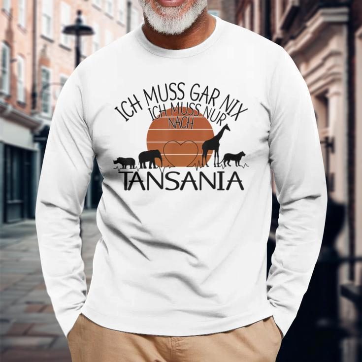 Ich Muss Gar Nix Ich Muss Nur Nach Tanzania Gray Langarmshirts Geschenke für alte Männer