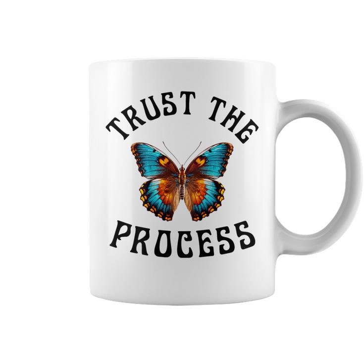 Trust The Process X Butterflyertraue Auf Prozess Backprint Tassen