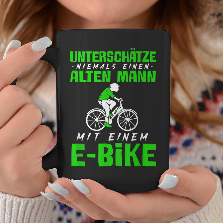Älterer Mann mit E-Bike Schwarzes Tassen, Radfahrer Motiv Lustige Geschenke