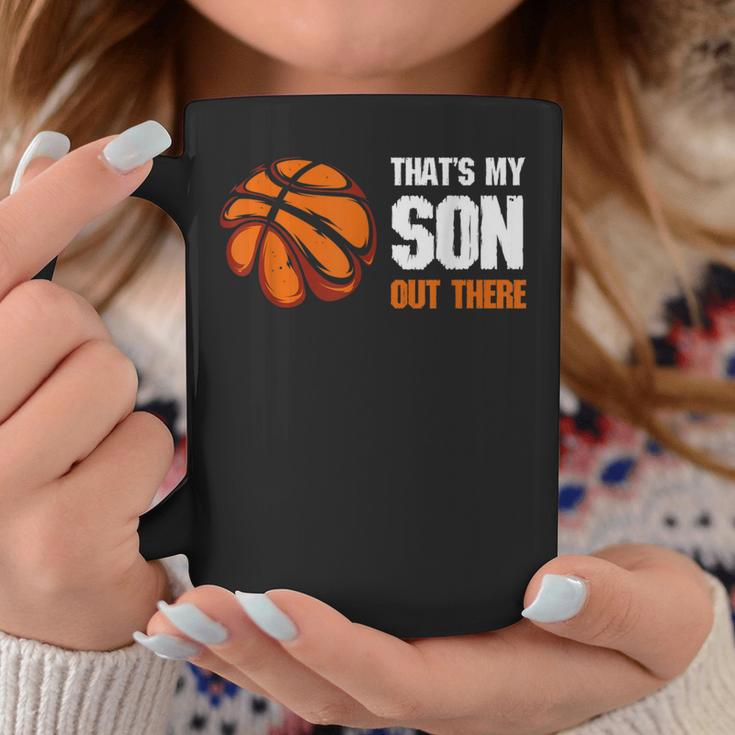 Basketball Mama Papa Lustig Das Ist Mein Sohn Da Draußen Basketball Tassen Lustige Geschenke