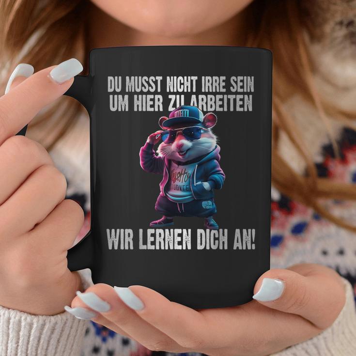 Du Musst Nicht Irre Sein Um Hier Zu Arbeiten Wir Lernen Dich Tassen Lustige Geschenke