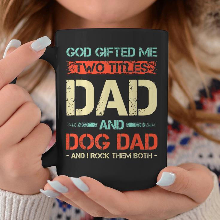 Herren God Hat Mir Zwei Titel Geschenkt Papa Und Hund Papa Lustigerater Tassen Lustige Geschenke