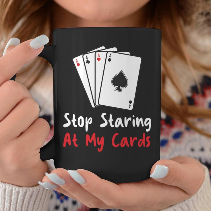 Hör Auf Auf Meine Karten Zu Starren Lustige Pokerspielerin Tassen Lustige Geschenke