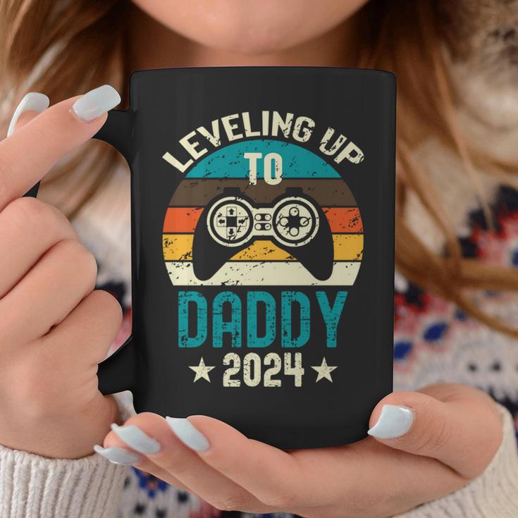 Soon To Be Daddy 2024 Lustige Schwangerschaft Ankündigung Papa Tassen Lustige Geschenke