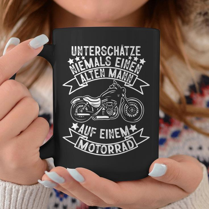 Unterschätze nie Alte auf Motorrad, Opa Biker Tassen in Schwarz Lustige Geschenke