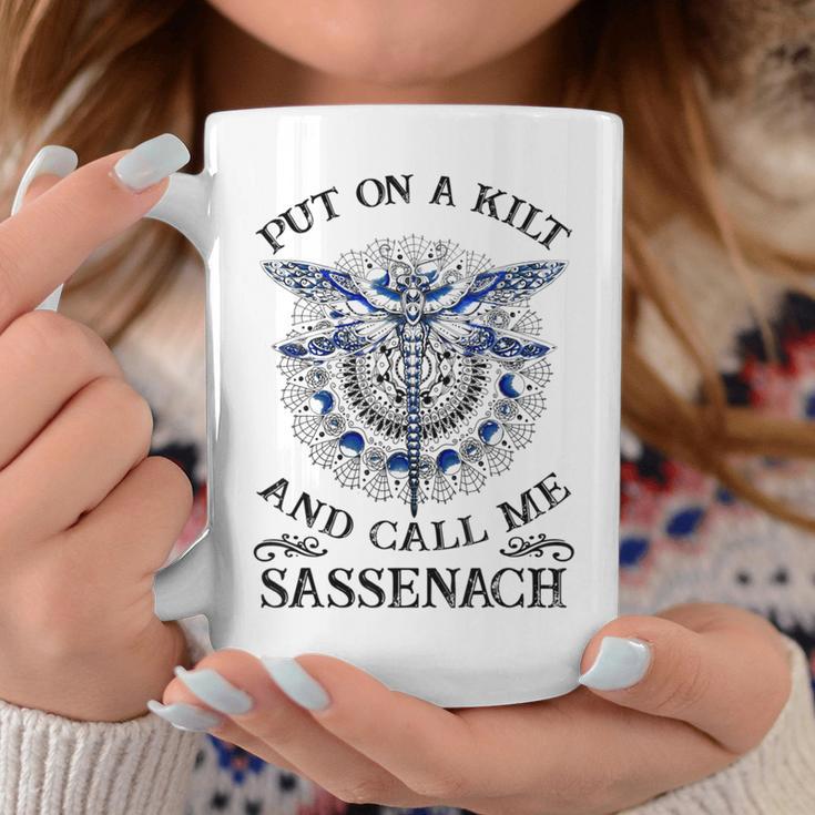 Put On A Kilt And Call Me Sassenach Dragonfly Tassen Lustige Geschenke