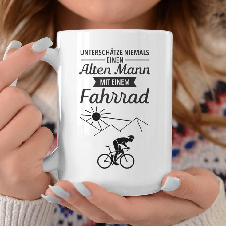 Unterschätze niemals einen alten Mann mit Fahrrad Tassen, Lustiges Radfahrer Tee Lustige Geschenke