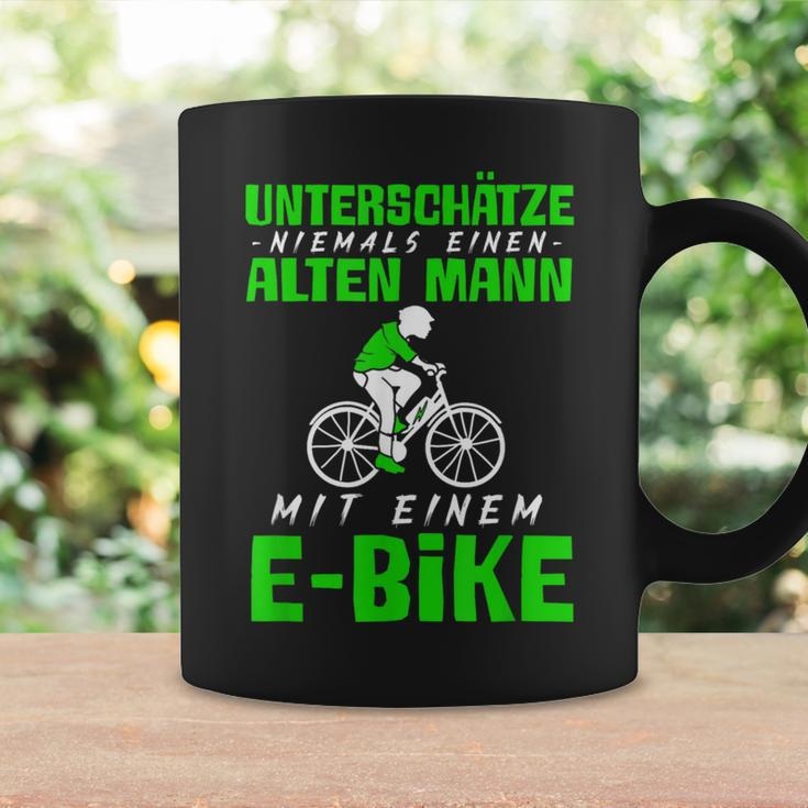 Älterer Mann mit E-Bike Schwarzes Tassen, Radfahrer Motiv Geschenkideen