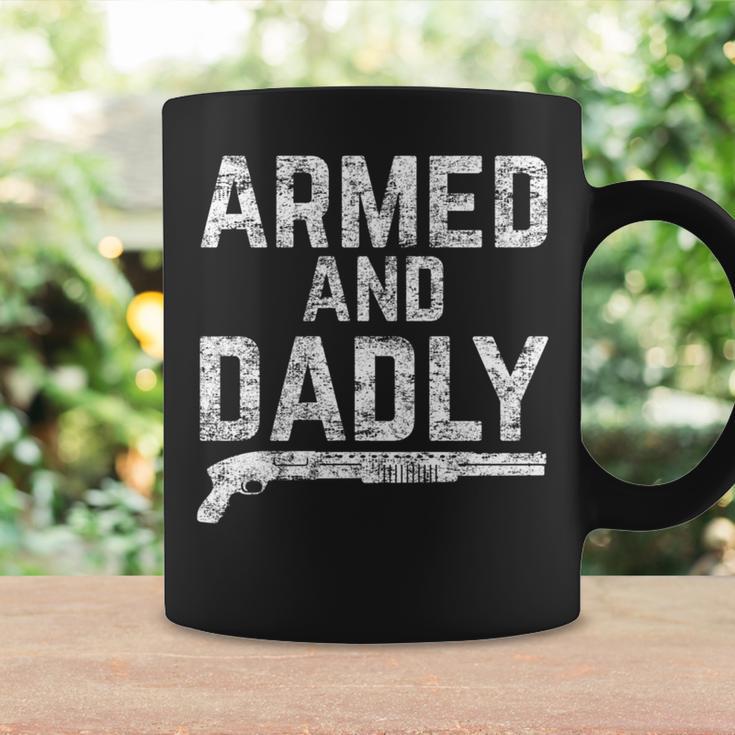 Armed And Dadly Lustiger Bewaffneter Papa Pun Tödlicherater Witz Tassen Geschenkideen