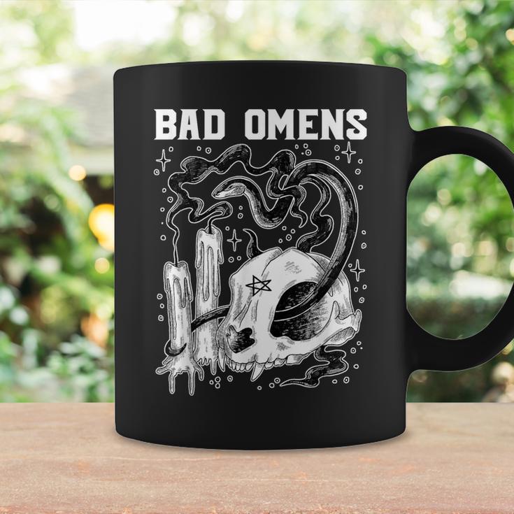 Bad Omen Snake And Skull Bad Omen Tassen Geschenkideen