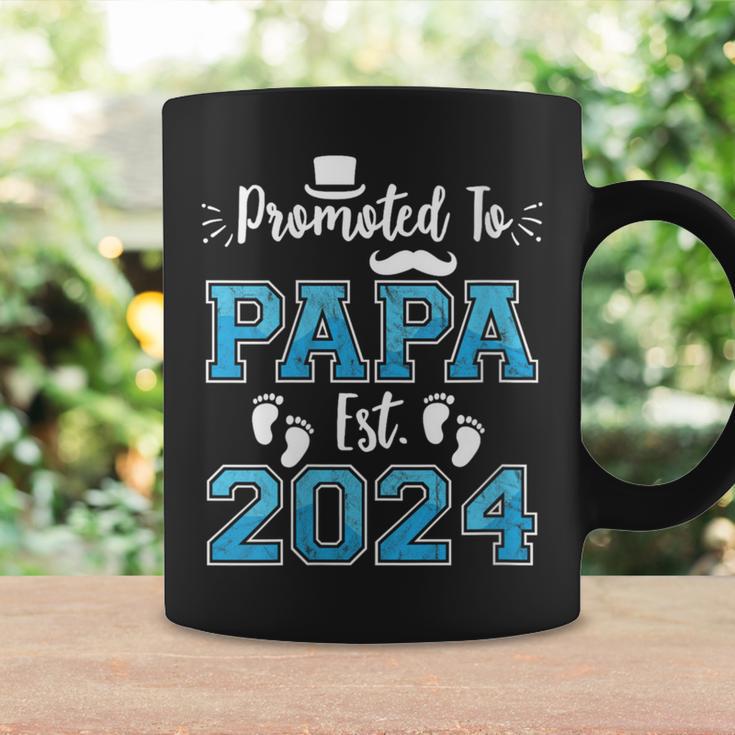 Damen New Dad Promoted To Papa Est 2024 Schwangerschaftsankündigung Mit-Ausschnitt Tassen Geschenkideen