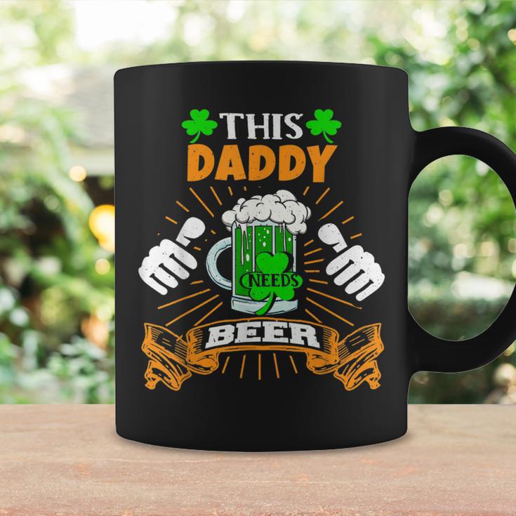 Dieser Papa Braucht Bier Drunken St Patrick's Day Tassen Geschenkideen