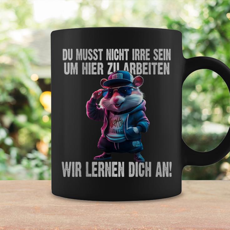 Du Musst Nicht Irre Sein Um Hier Zu Arbeiten Wir Lernen Dich Tassen Geschenkideen