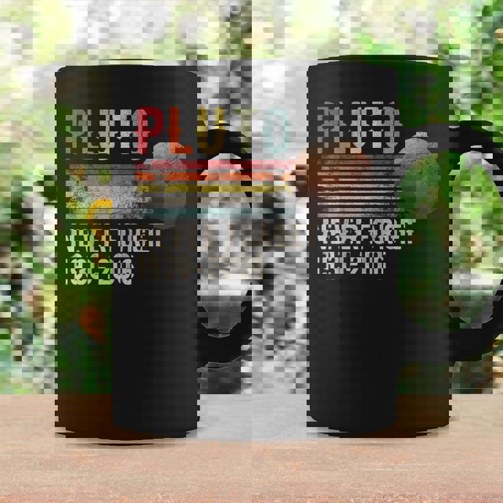 Never Forget Pluto Estilo Retro Divertido Espacio Divertido Ciencia Divertida Taza de café Ideas de regalos