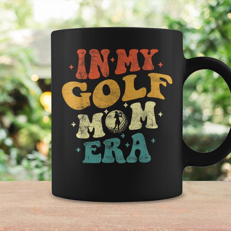 In My Golf Mom Era Lustige Golfliebhaber Mama Papa Groovyintage Tassen Geschenkideen