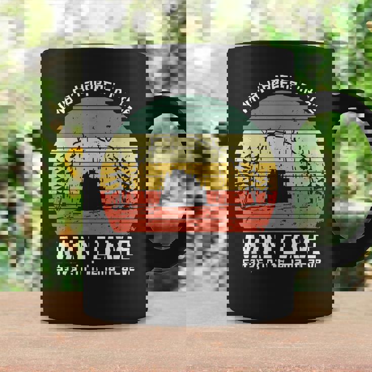 Gracioso Lo Que Sucede En La Cueva Del Hombre Se Queda En La Cueva Del Hombre Taza de café Ideas de regalos