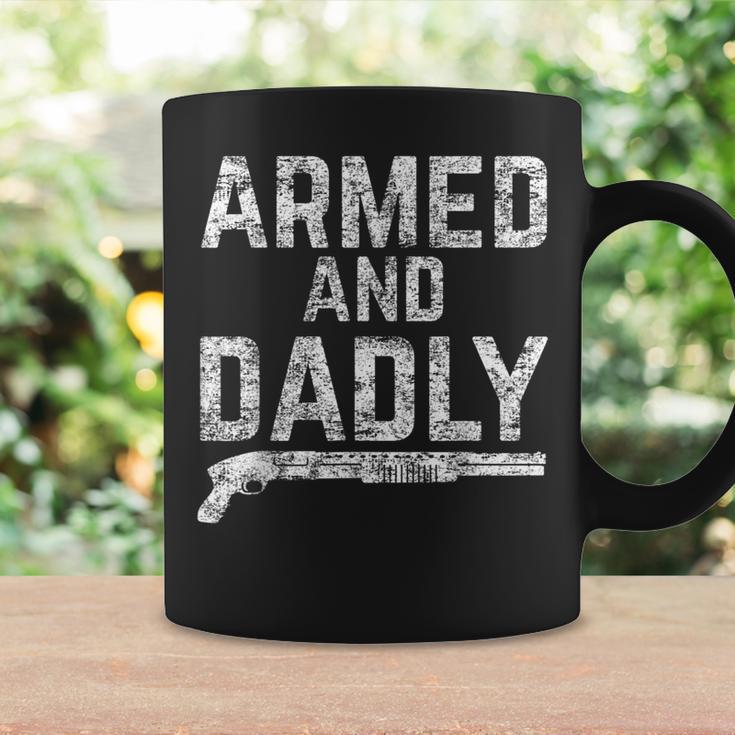 Herren Armed And Dadly Lustiger Bewaffneter Papa Pun Tödlicherater Witz Tassen Geschenkideen