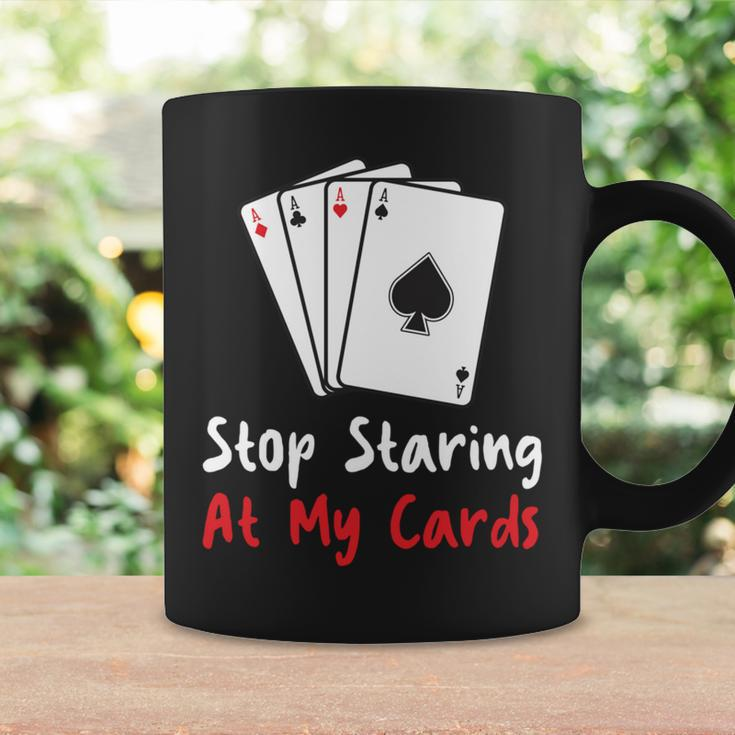 Hör Auf Auf Meine Karten Zu Starren Lustige Pokerspielerin Tassen Geschenkideen