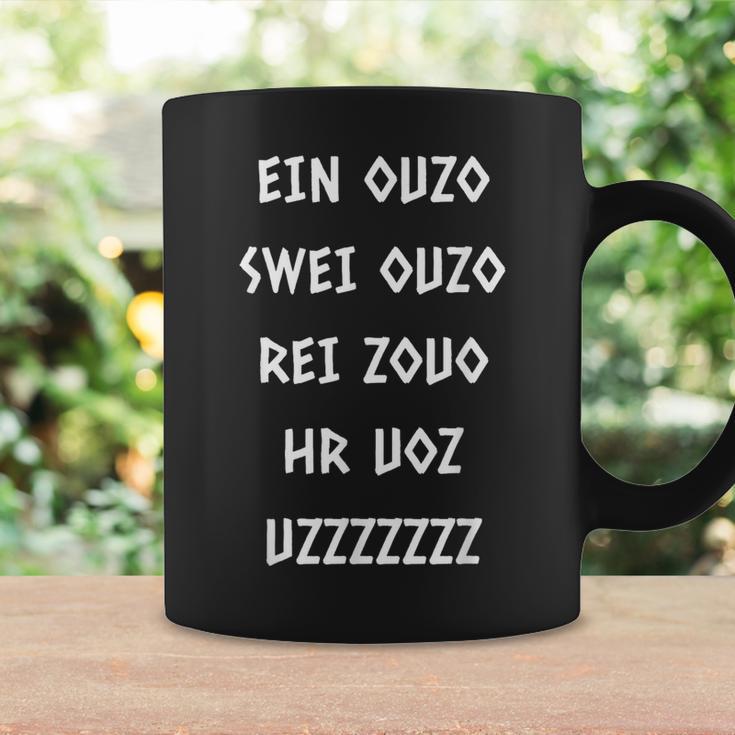 Lustiges Ouzo Slogan Tassen in Schwarz für Partyfreunde Geschenkideen