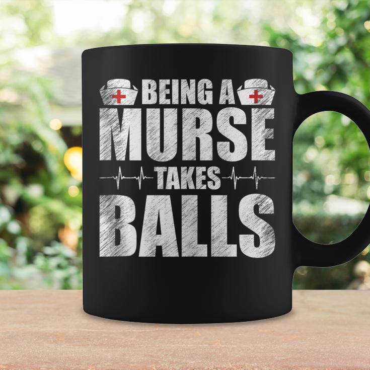 Being A Nurse Takes Balls Retrointage Männer Papa Männliche Krankenschwester Tassen Geschenkideen