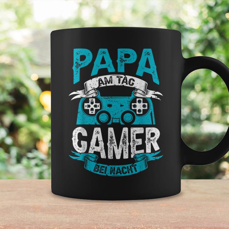 Papa Am Tag Gamer Bei Nacht Papa Am Tag Gamer Bei Nacht Tassen Geschenkideen