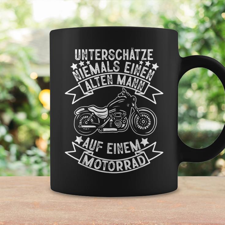Unterschätze nie Alte auf Motorrad, Opa Biker Tassen in Schwarz Geschenkideen