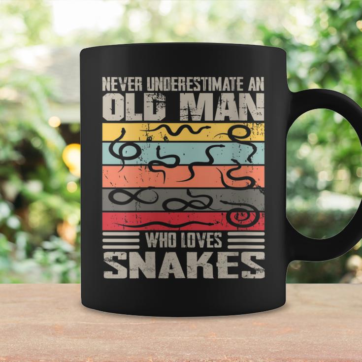 Vintage Never Underestimate An Old Man Who Loves Snakes Cute Coffee Mug Gifts ideas