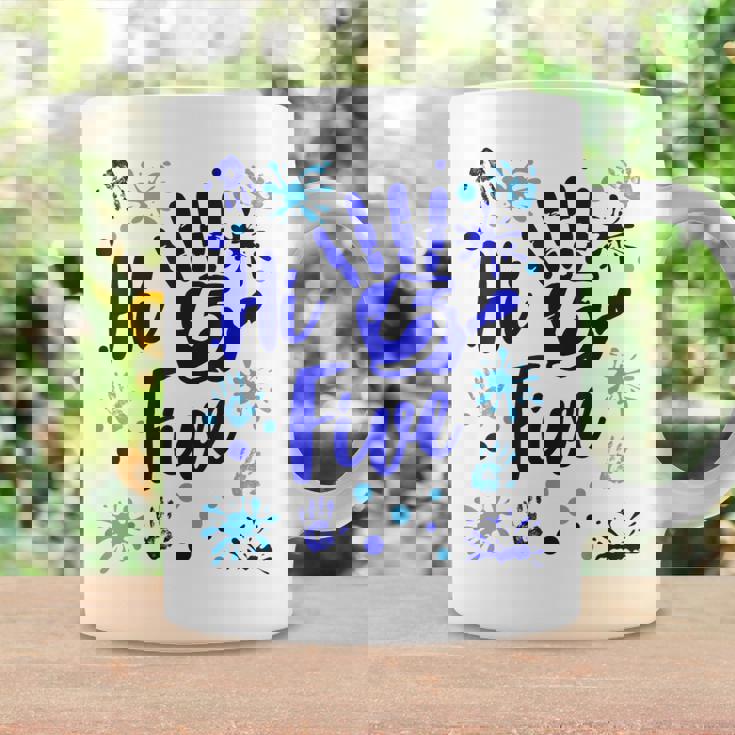 Hi Five Boy 5 Years Old Blue Fête D'anniversaire De Famille Tasse Idées cadeaux