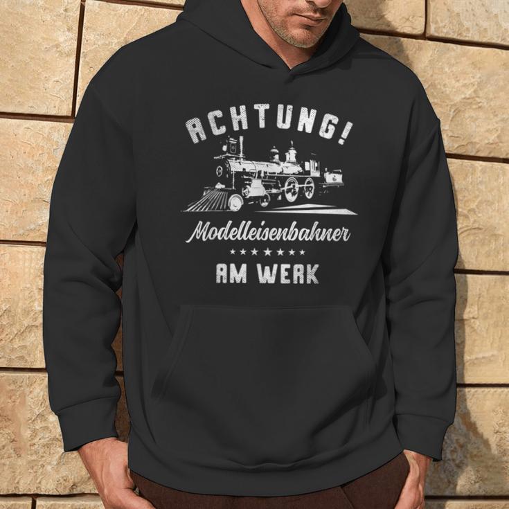 Achtung Modelleisenbahner Am Werk Für Einen Modellbauer Hoodie Lebensstil