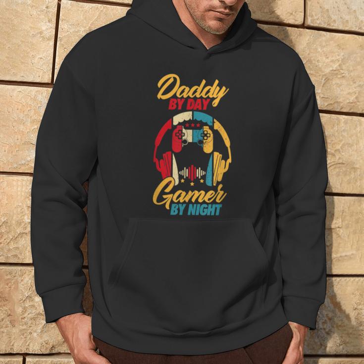 Daddy By Day Gamer Bei Nacht Lustige Papa Witze Gamingintage Kapuzenpullover Lebensstil