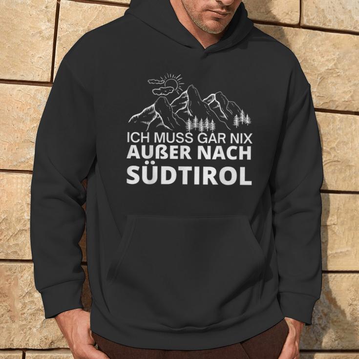 With German Text Ich Muss Gar Nix Außer Nach Südtirol Hoodie Lebensstil