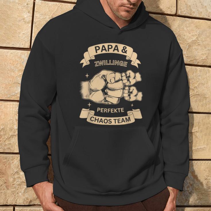 Papa & Zwillinge Perfekte Chaos Teamatertag Männertag Kapuzenpullover Lebensstil