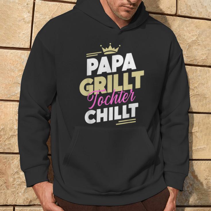 Papa Grillt Tochter Chilltatertag Outdoor Grillen Fan Kapuzenpullover Lebensstil