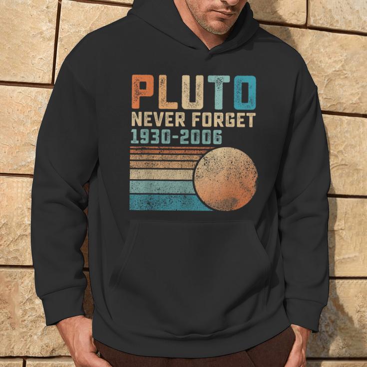 Pluto Never Forget 1930-2006 Vintage Hoodie, Retro Design Lebensstil