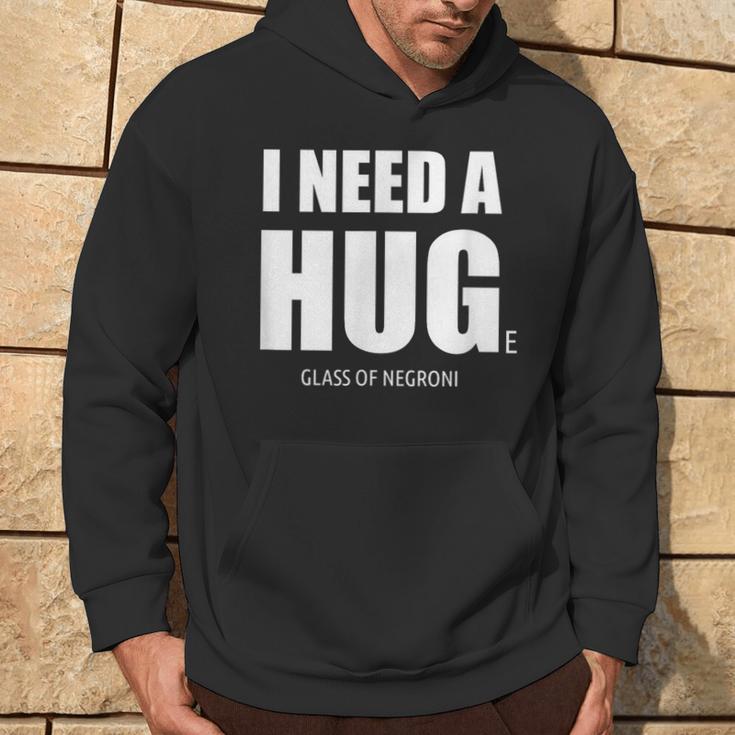 Schwarzweißes Hoodie I Need A H.U.G.E Glass of Negroni, Lustiges Hoodie für Cocktailfans Lebensstil