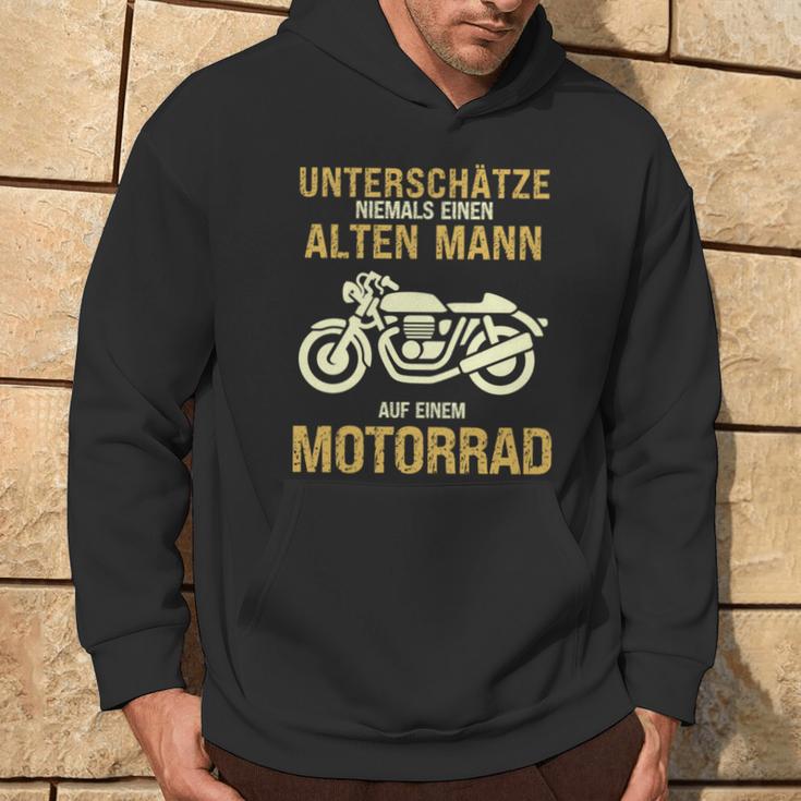 Unterschätze Niemals Alten Mann Motorrad Opa Papa Geschenk Kapuzenpullover Lebensstil