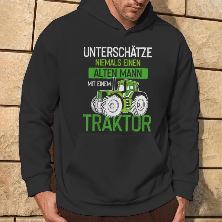 Unterschätze Niemals Einen Alten Mann Mit Einem Traktor Opa Hoodie Lebensstil